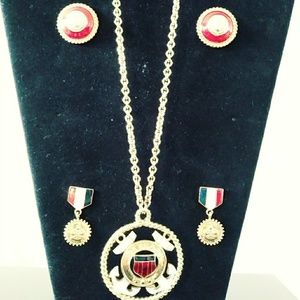 EUC Trifari necklace w/2 sets of post earrings